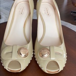 COACH AUTHENTIC GORGEOUS NUDE LEATHER PUMP…
